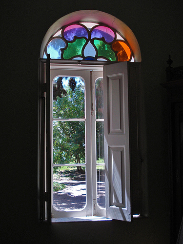 okno ozdobione kolorowym witrażem